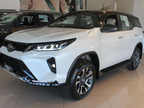 TOYOTA-HILUX SW4-2.8 D-4D TURBO DIESEL DIAMOND 7L 4X4 AUTOMÁTICO TOYOTA-HILUX SW4-2024