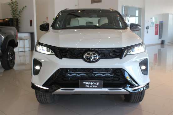 TOYOTA-HILUX SW4-2024