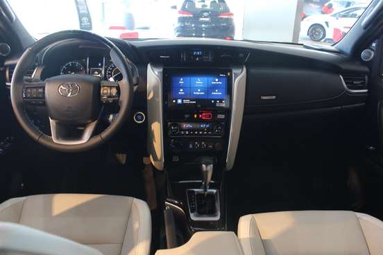 TOYOTA-HILUX SW4-2024