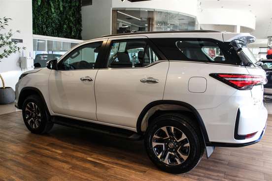 TOYOTA-HILUX SW4-2024