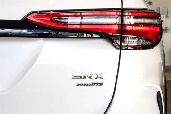 TOYOTA-HILUX SW4-2024