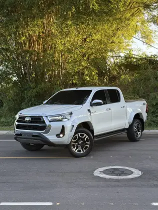 TOYOTA HILUX 2.8 D-4D TURBO DIESEL CD SRX PLUS 4X4 AUTOMÁTICO