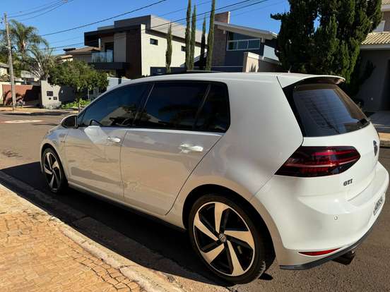 VOLKSWAGEN-GOLF-2014