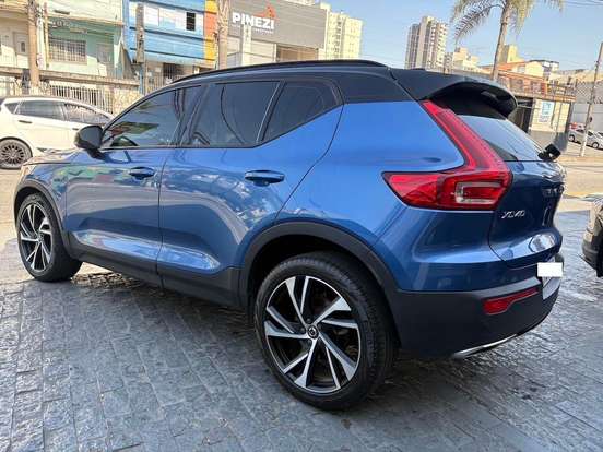 VOLVO-XC40-2019