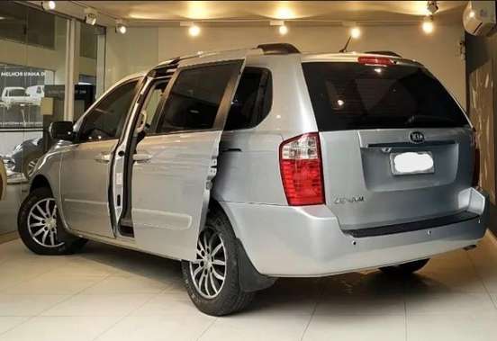 KIA-CARNIVAL-2012