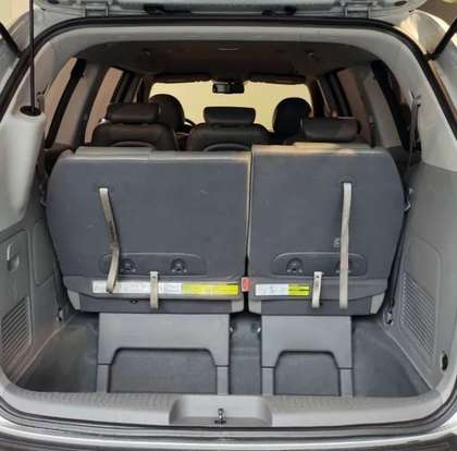 KIA-CARNIVAL-2012