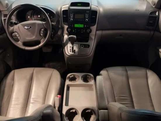 KIA-CARNIVAL-2012