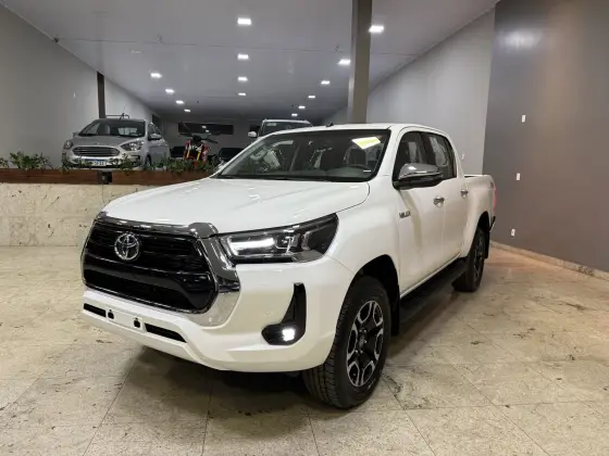 TOYOTA HILUX 2.8 D-4D TURBO DIESEL CD SRV 4X4 AUTOMÁTICO