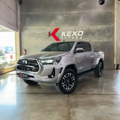 TOYOTA HILUX 2.8 D-4D TURBO DIESEL CD SRX PLUS 4X4 AUTOMÁTICO