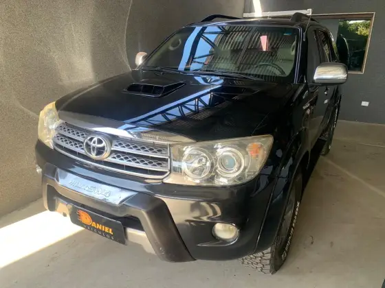 TOYOTA HILUX SW4 3.0 SRV 4X4 7 LUGARES 16V TURBO INTERCOOLER DIESEL 4P AUTOMÁTICO TOYOTA HILUX SW4 3.0 SRV 4X4 7 LUGARES 16V TURBO INTERCOOLER DIESEL 4P AUTOMÁTICO