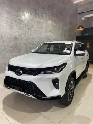 TOYOTA HILUX SW4 2.8 D-4D TURBO DIESEL SRX PLATINUM 7L 4X4 AUTOMÁTICO
