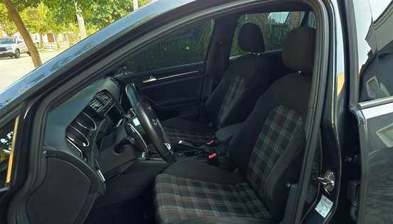 VOLKSWAGEN-GOLF-2015