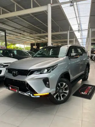 TOYOTA HILUX SW4 2.8 D-4D TURBO DIESEL SRX PLATINUM 7L 4X4 AUTOMÁTICO