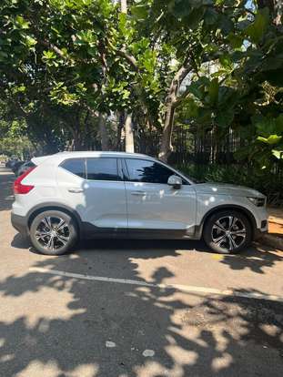 VOLVO-XC40-2020