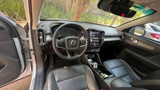 VOLVO-XC40-2020