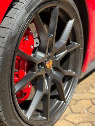PORSCHE-TAYCAN-2023