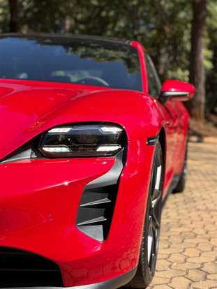 PORSCHE-TAYCAN-2023
