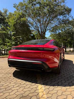 PORSCHE-TAYCAN-2023