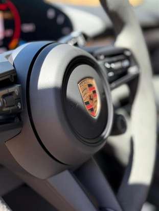 PORSCHE-TAYCAN-2023