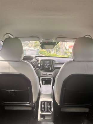 VOLVO-XC40-2019