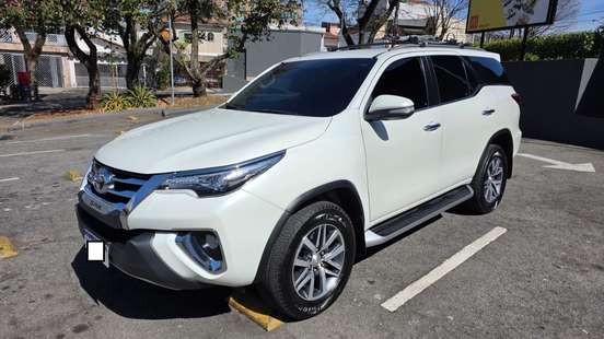 TOYOTA-HILUX SW4-2.8 SRX 4X4 7 LUGARES 16V TURBO INTERCOOLER DIESEL 4P AUTOMÁTICO TOYOTA-HILUX SW4-2017