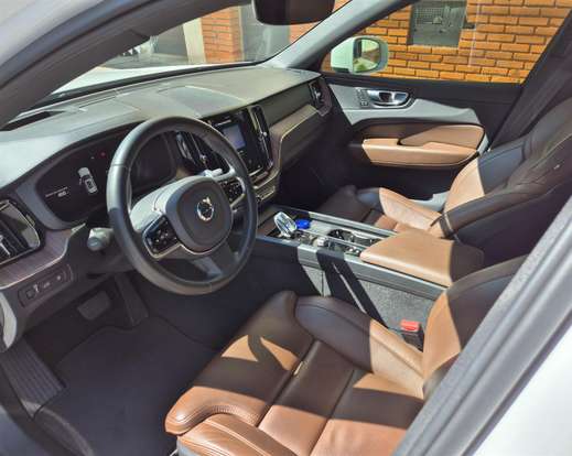 VOLVO-XC60-2021