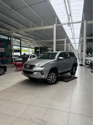 TOYOTA HILUX SW4 2.8 SRX 4X4 7 LUGARES 16V TURBO INTERCOOLER DIESEL 4P AUTOMÁTICO