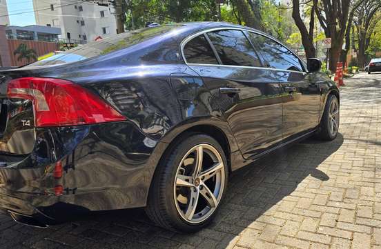 VOLVO-S60-2.0 T4 MOMENTUM GASOLINA 4P AUTOMÁTICO VOLVO-S60-2017