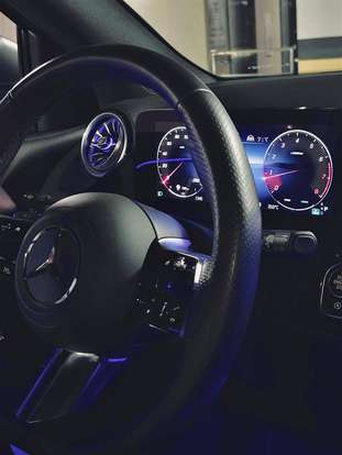 MERCEDES-BENZ-GLA 200-2023