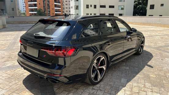 AUDI-RS4-2021