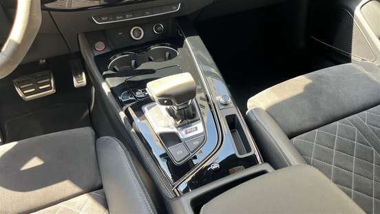 AUDI-RS4-2021