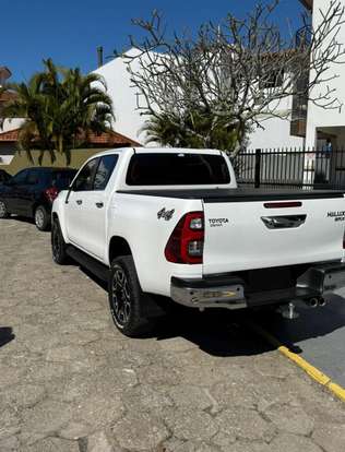 TOYOTA-HILUX-2.8 D-4D TURBO DIESEL CD SRX 4X4 AUTOMÁTICO TOYOTA-HILUX-2023