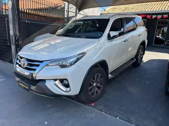 TOYOTA HILUX SW4 2.8 SRX 4X4 7 LUGARES 16V TURBO INTERCOOLER DIESEL 4P AUTOMÁTICO