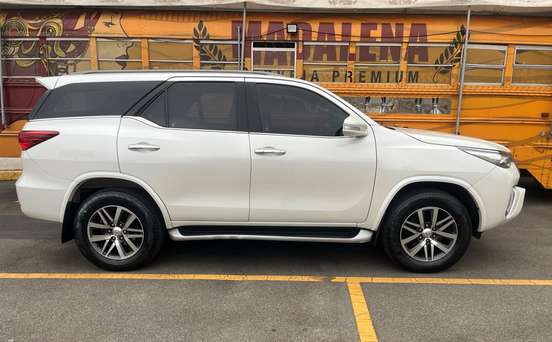 TOYOTA-HILUX SW4-2.8 SRX 4X4 16V TURBO INTERCOOLER DIESEL 4P AUTOMÁTICO TOYOTA-HILUX SW4-2017