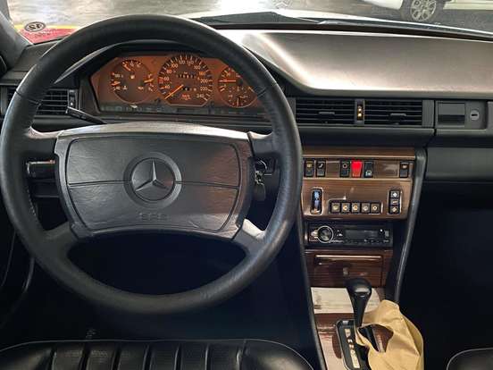 MERCEDES-BENZ-300 E-1987