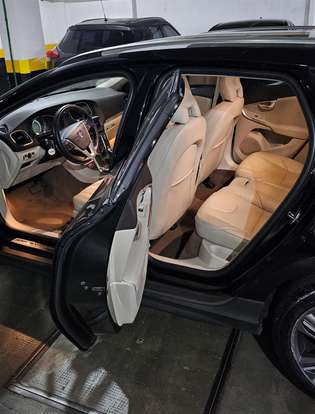 VOLVO-V40-2015