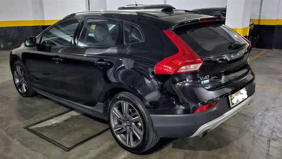 VOLVO-V40-2015