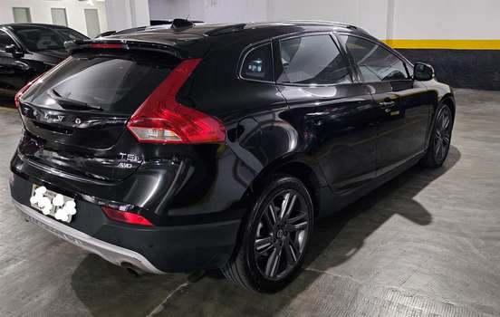 VOLVO-V40-2015