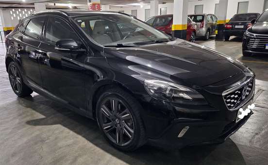 VOLVO-V40-2015