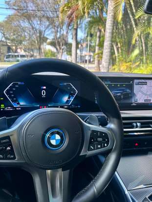 BMW-330e-2022