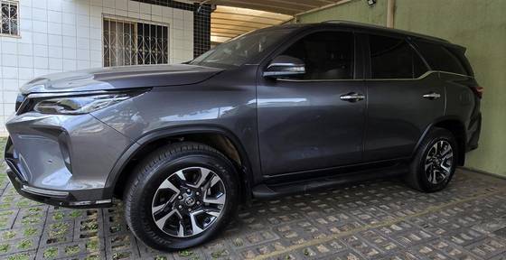 TOYOTA HILUX SW4 2.8 D-4D TURBO DIESEL SRX PLATINUM 7L 4X4 AUTOMÁTICO