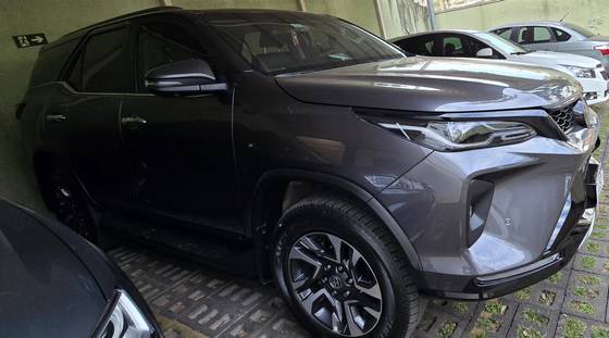 TOYOTA HILUX SW4 2.8 D-4D TURBO DIESEL SRX PLATINUM 7L 4X4 AUTOMÁTICO