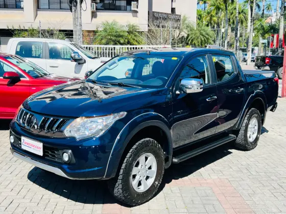 MITSUBISHI L200 TRITON 2.4 16V TURBO DIESEL SPORT HPE CD 4P 4X4 AUTOMÁTICO MITSUBISHI L200 TRITON 2.4 16V TURBO DIESEL SPORT HPE CD 4P 4X4 AUTOMÁTICO