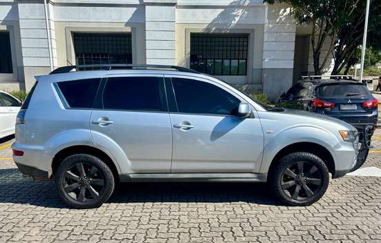 MITSUBISHI-OUTLANDER-2011