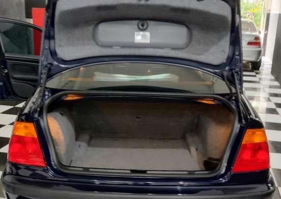 BMW-320i-2001