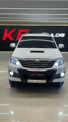 TOYOTA HILUX SW4 3.0 SRV 4X4 7 LUGARES 16V TURBO INTERCOOLER DIESEL 4P AUTOMÁTICO TOYOTA HILUX SW4 3.0 SRV 4X4 7 LUGARES 16V TURBO INTERCOOLER DIESEL 4P AUTOMÁTICO