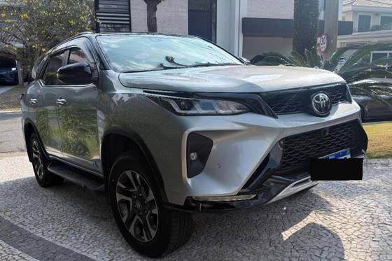 TOYOTA HILUX SW4 2.8 D-4D TURBO DIESEL DIAMOND 7L 4X4 AUTOMÁTICO