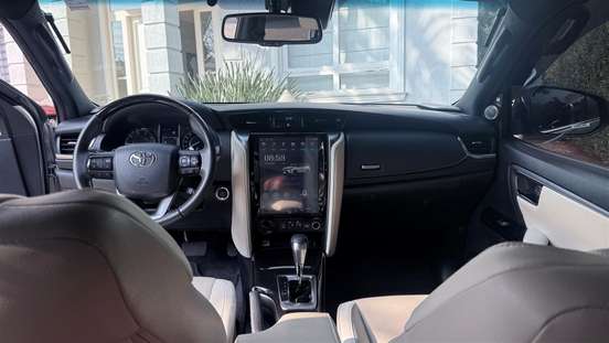 TOYOTA-HILUX SW4-2023