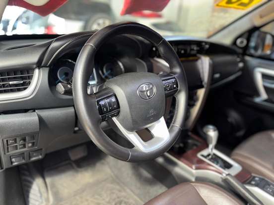 TOYOTA-HILUX SW4-2.8 SRX 4X4 7 LUGARES 16V TURBO INTERCOOLER DIESEL 4P AUTOMÁTICO TOYOTA-HILUX SW4-2019