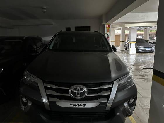 TOYOTA HILUX SW4 2.8 SRX 4X4 7 LUGARES 16V TURBO INTERCOOLER DIESEL 4P AUTOMÁTICO